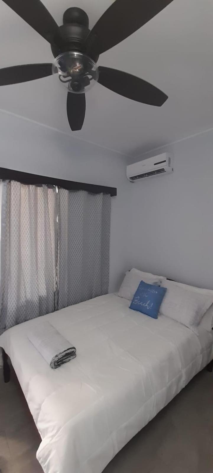 Serenade Hotel Placencia Екстериор снимка
