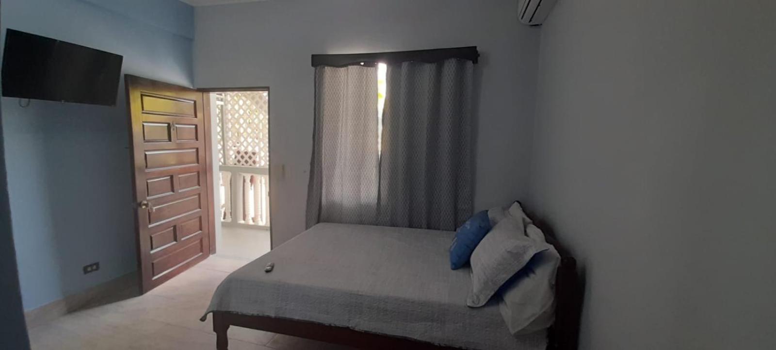 Serenade Hotel Placencia Екстериор снимка