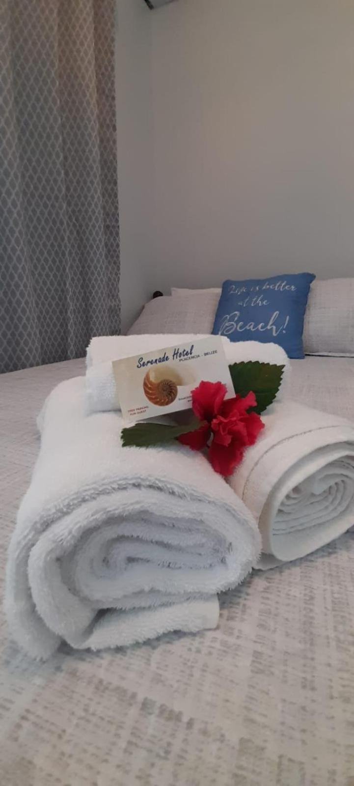 Serenade Hotel Placencia Екстериор снимка