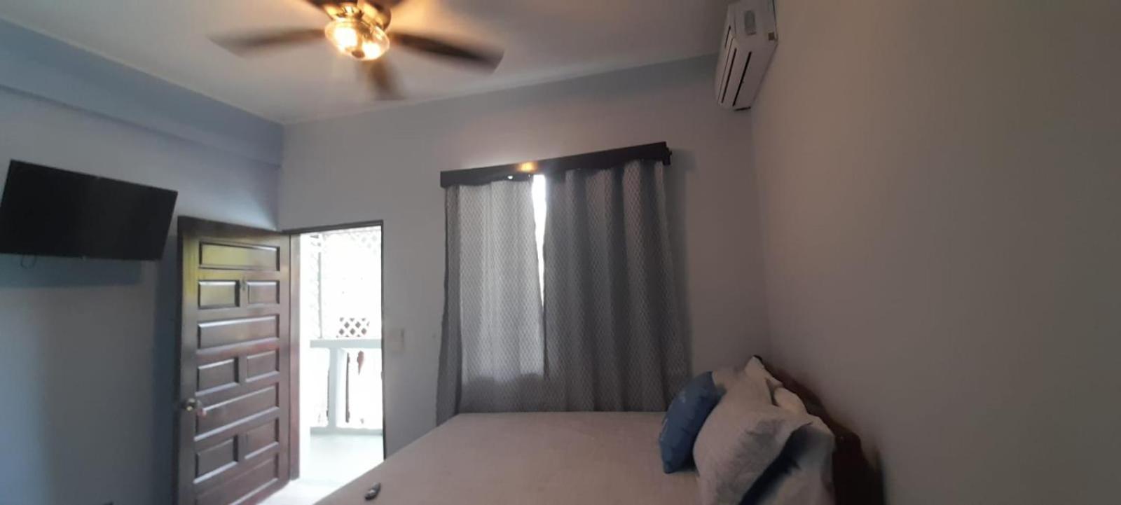 Serenade Hotel Placencia Екстериор снимка
