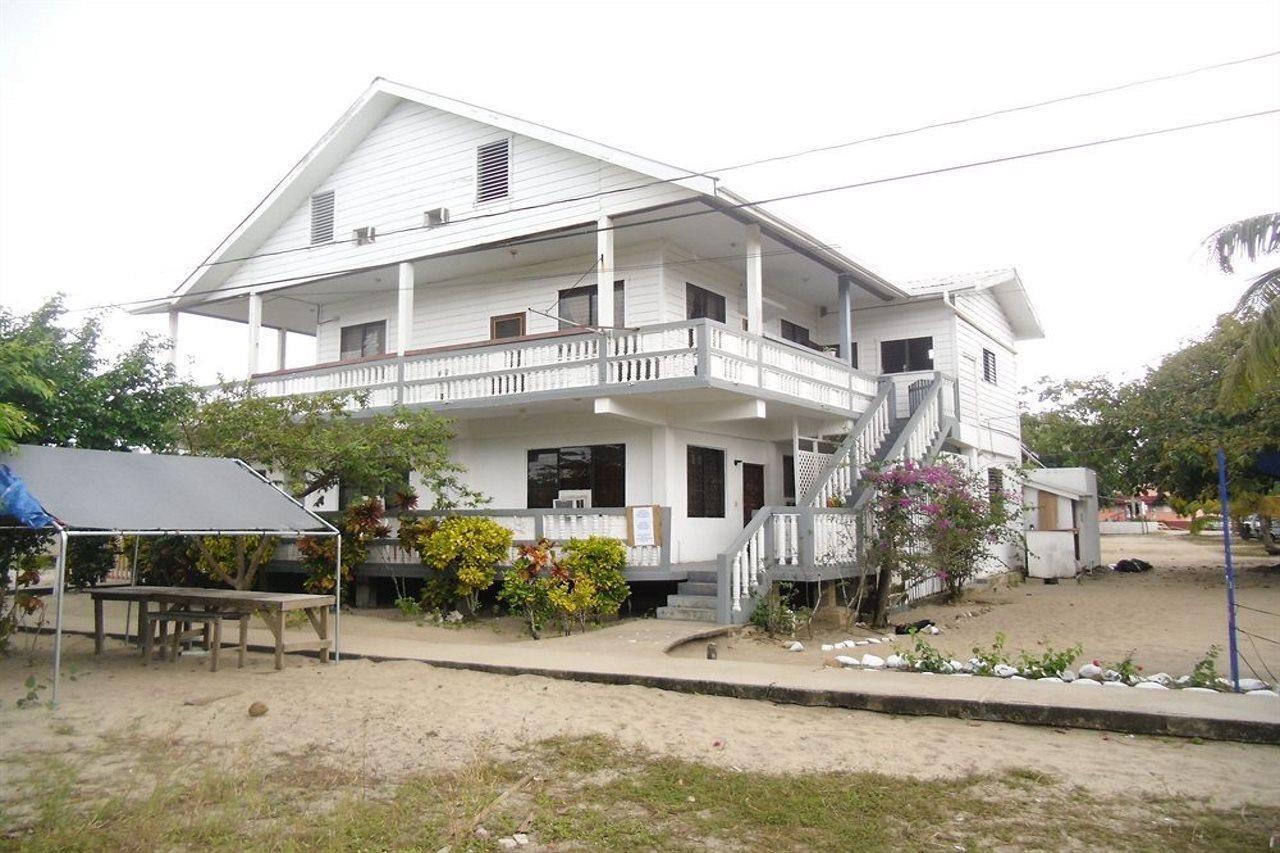 Serenade Hotel Placencia Екстериор снимка