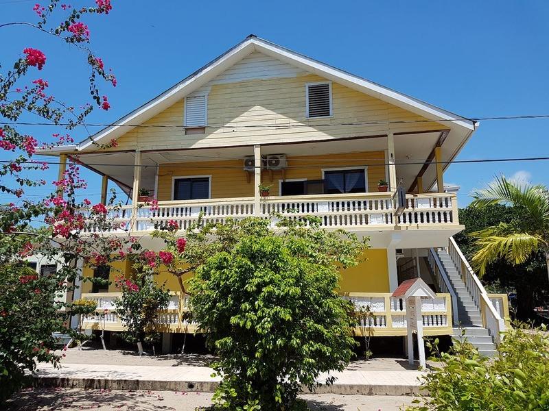 Serenade Hotel Placencia Екстериор снимка