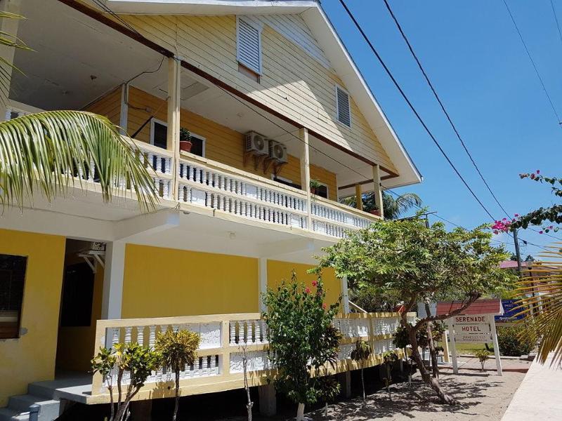 Serenade Hotel Placencia Екстериор снимка