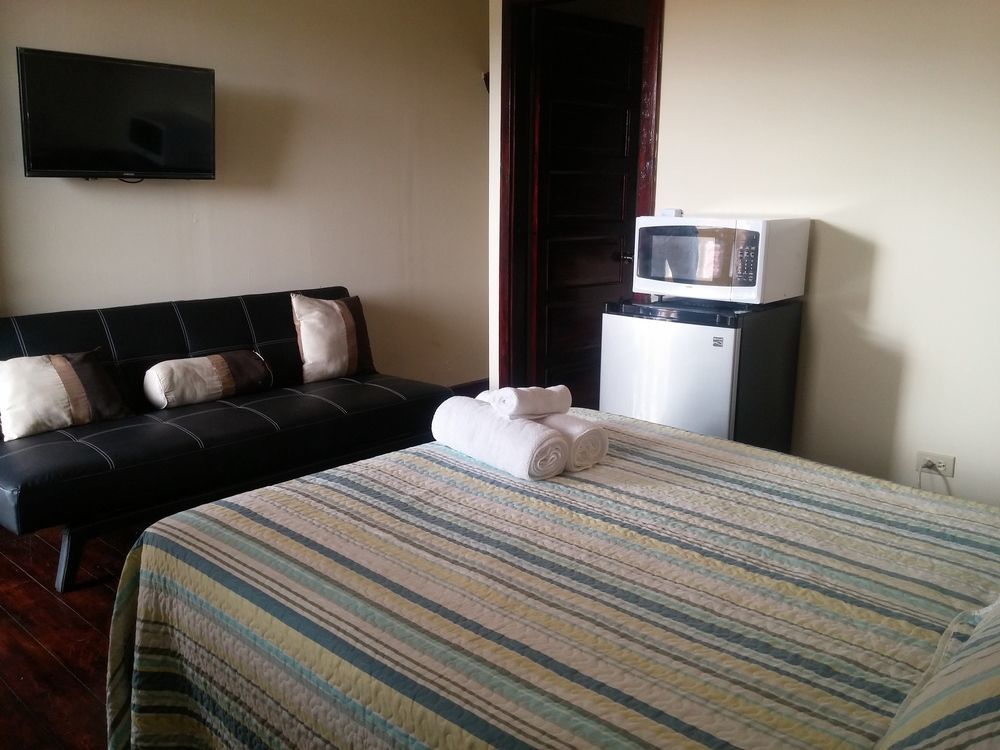 Serenade Hotel Placencia Екстериор снимка