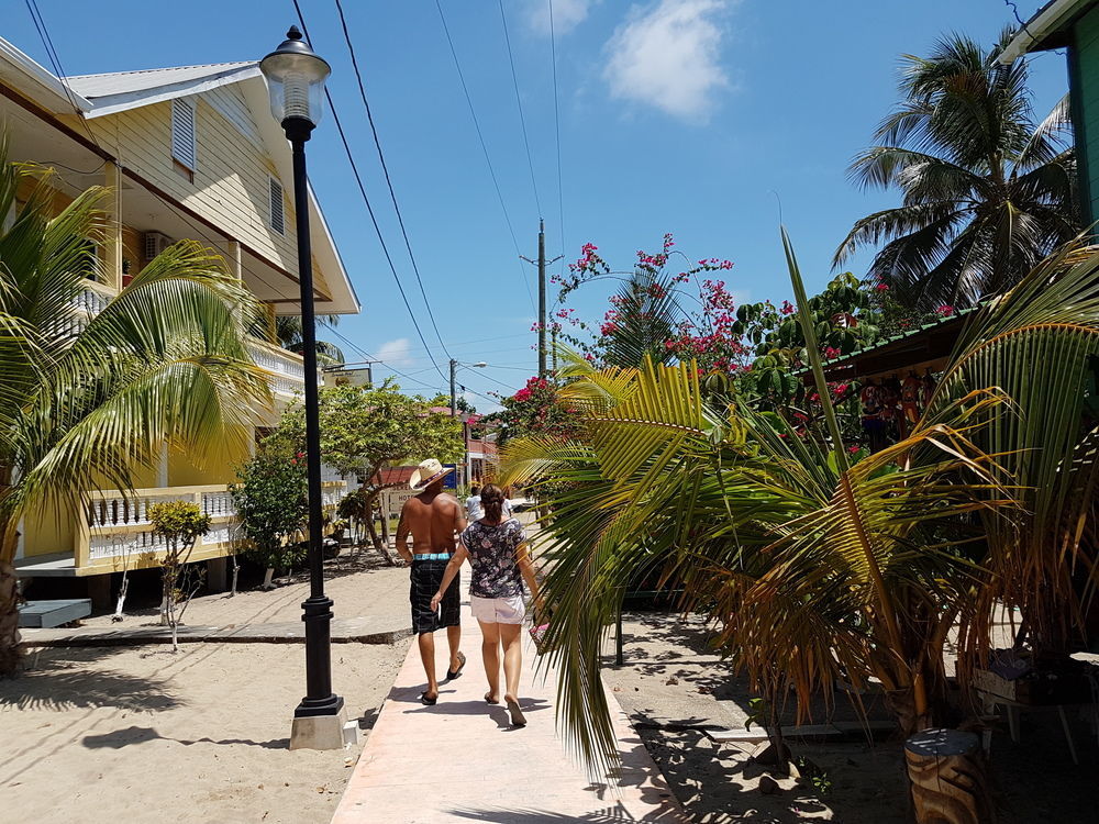 Serenade Hotel Placencia Екстериор снимка