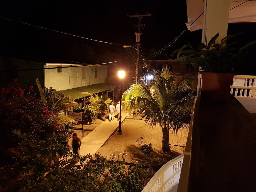 Serenade Hotel Placencia Екстериор снимка