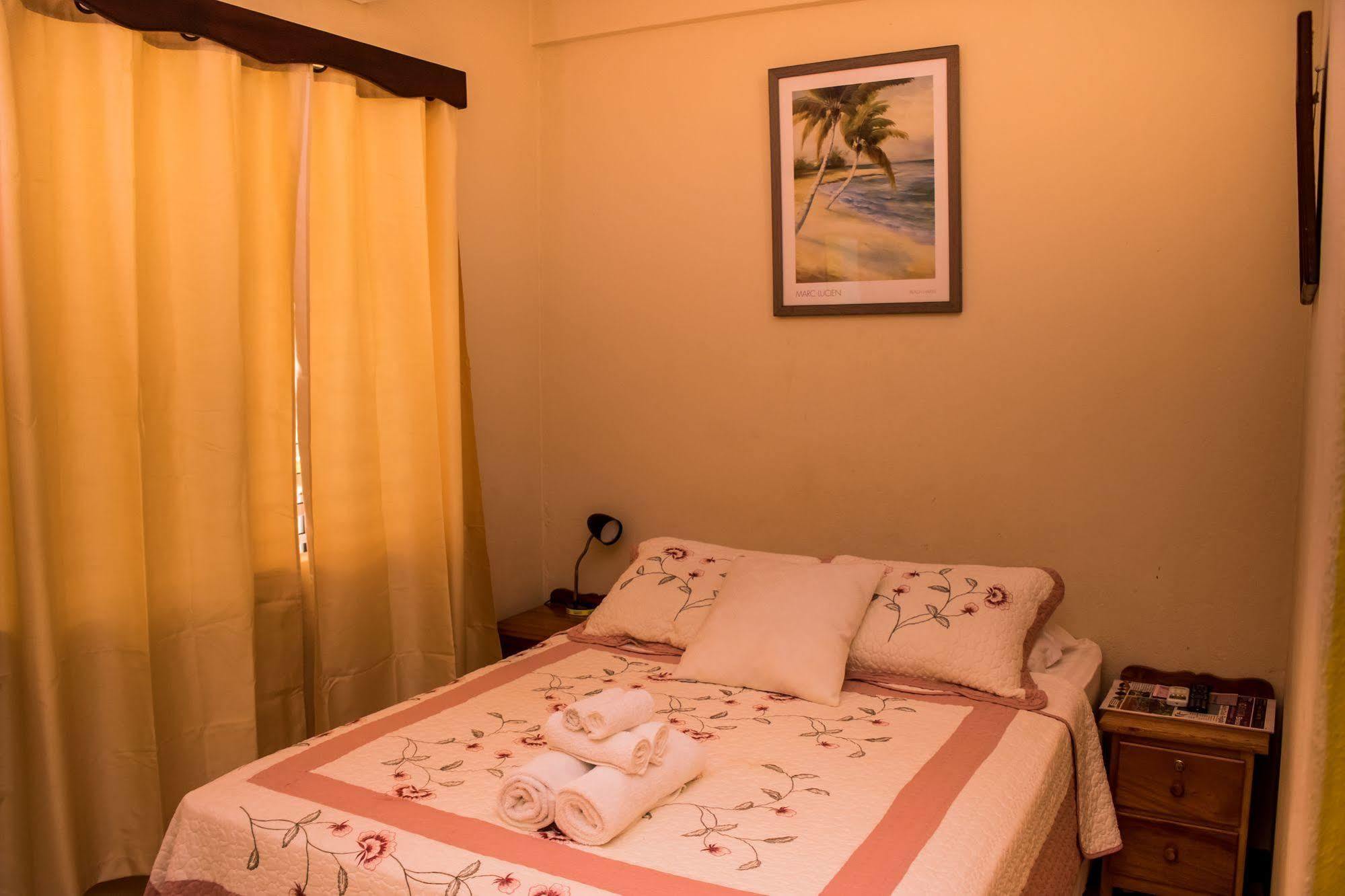 Serenade Hotel Placencia Екстериор снимка