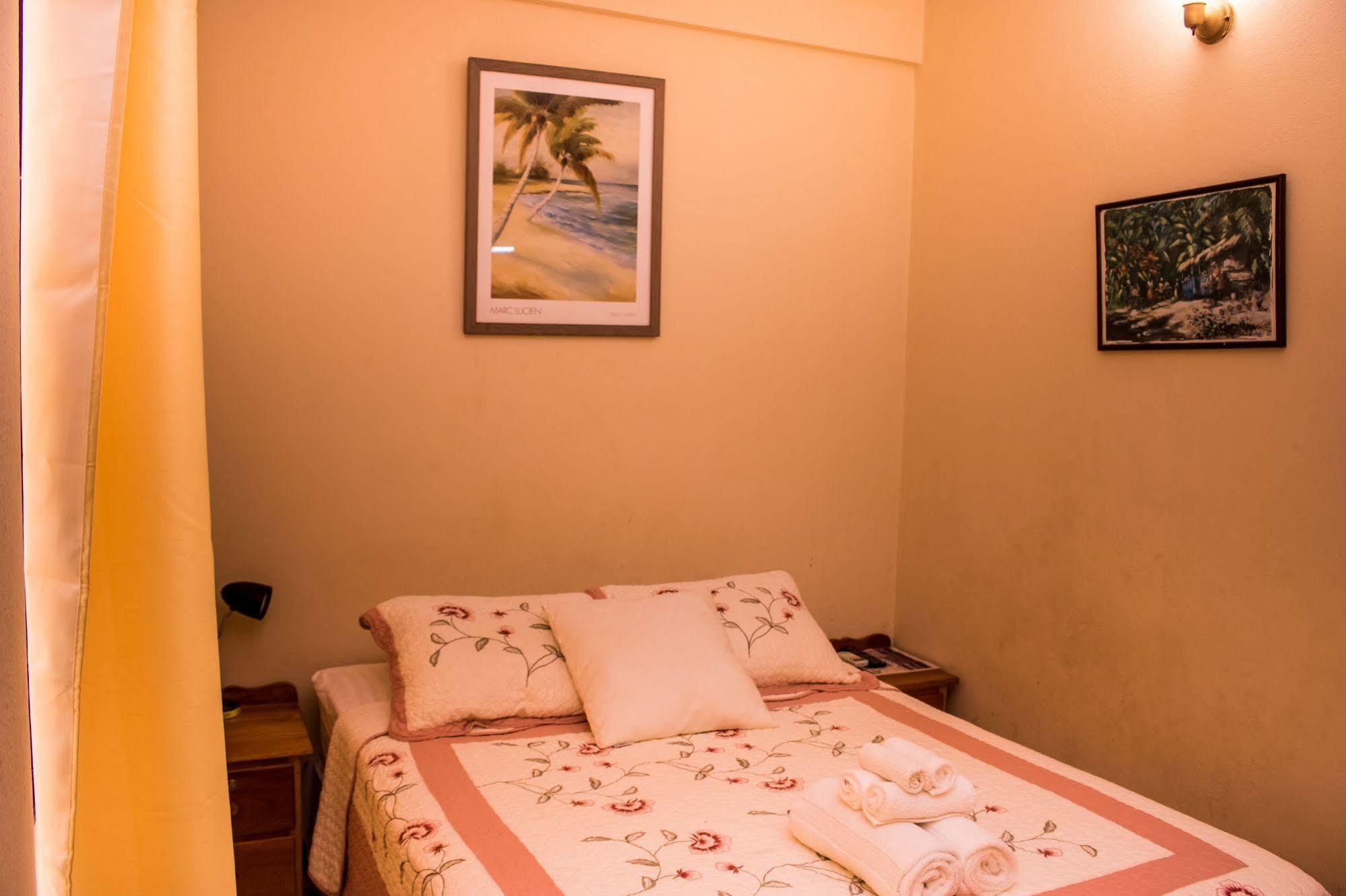 Serenade Hotel Placencia Екстериор снимка