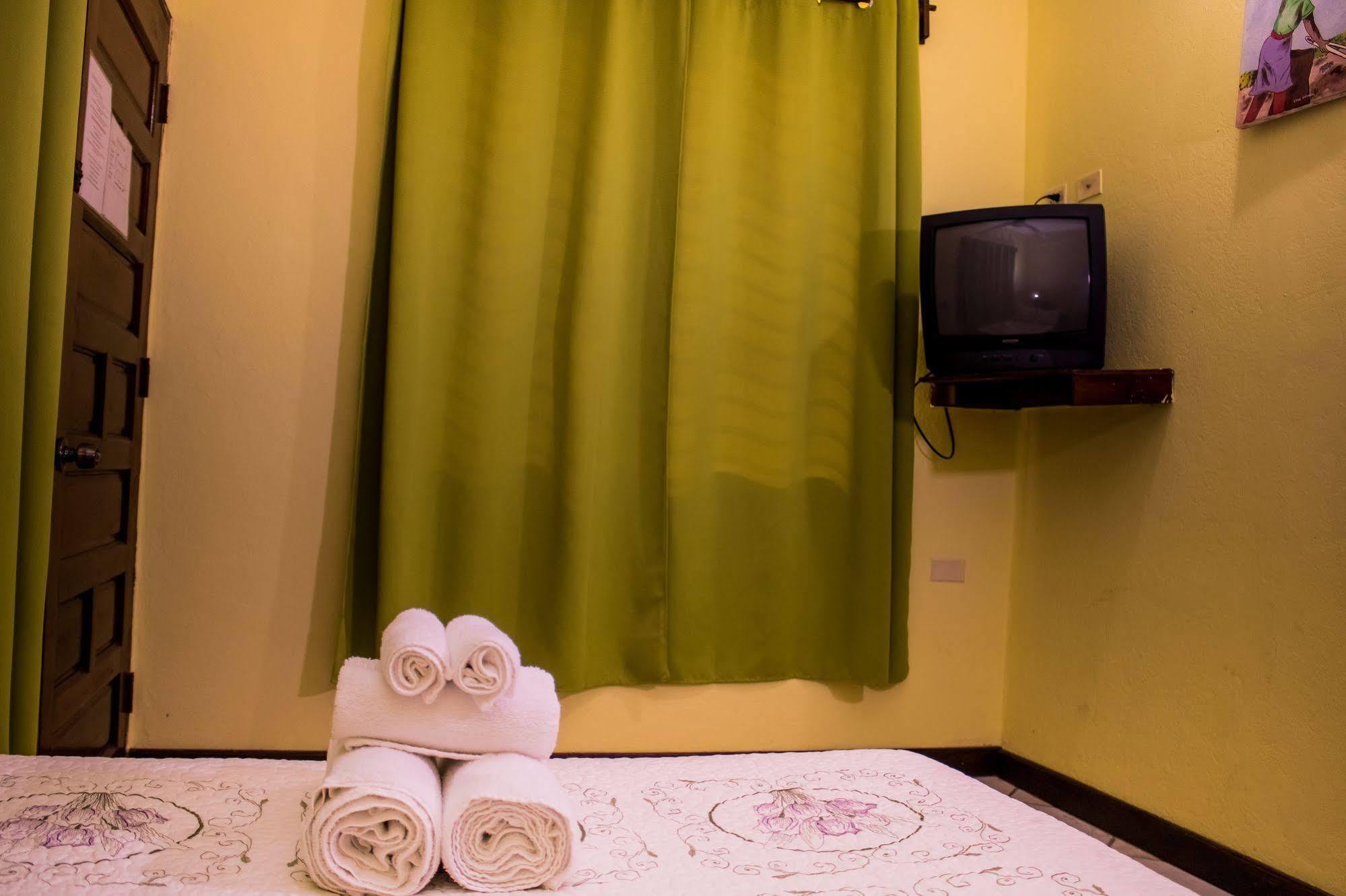 Serenade Hotel Placencia Екстериор снимка