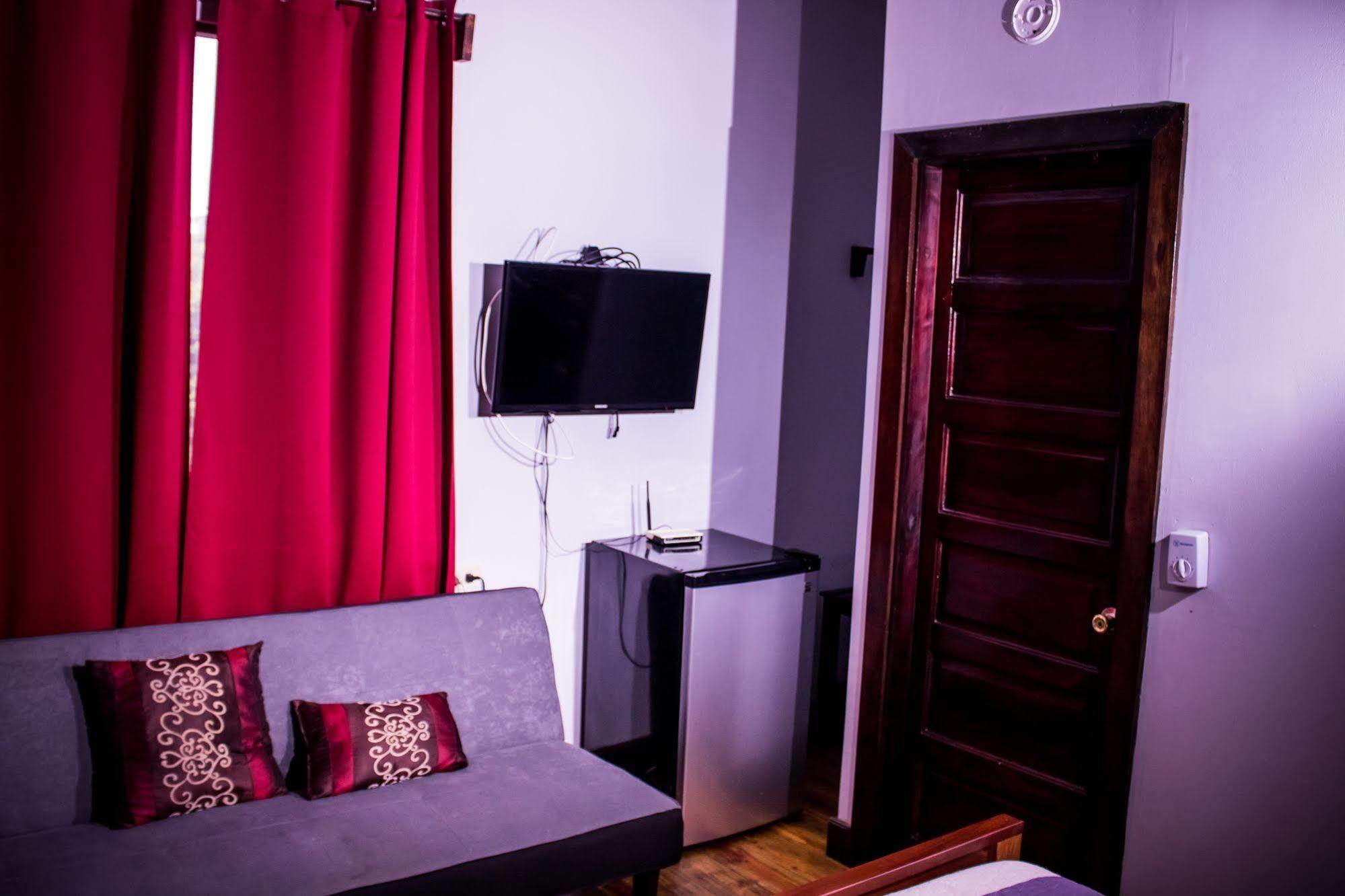 Serenade Hotel Placencia Екстериор снимка