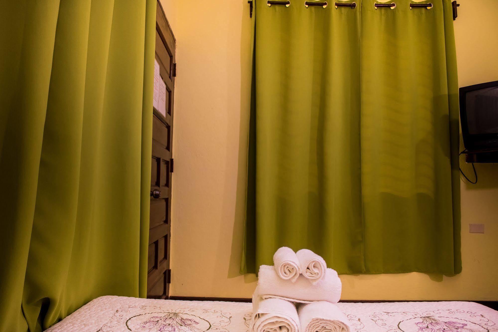 Serenade Hotel Placencia Екстериор снимка
