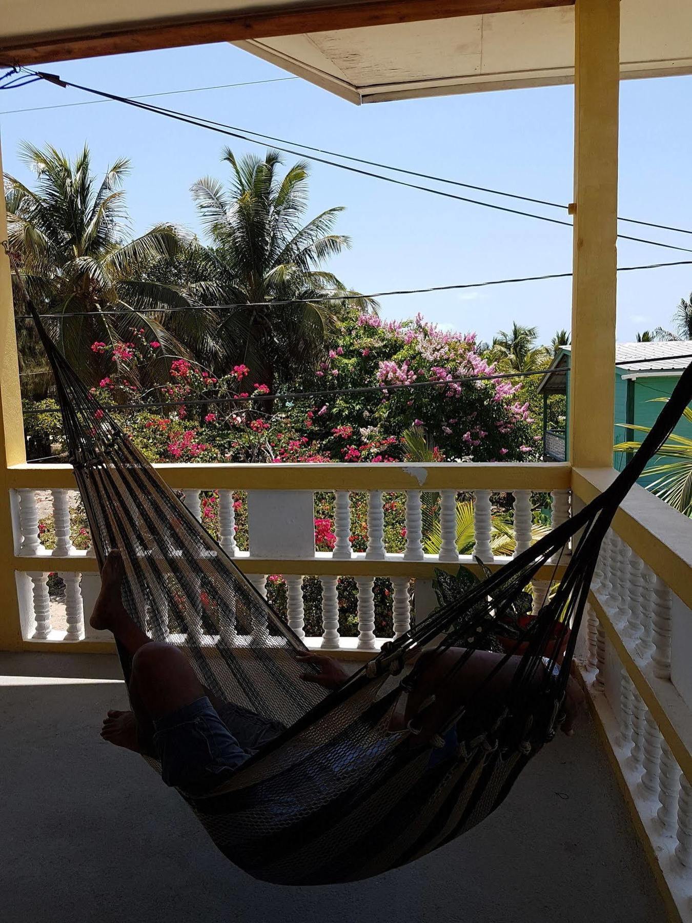 Serenade Hotel Placencia Екстериор снимка