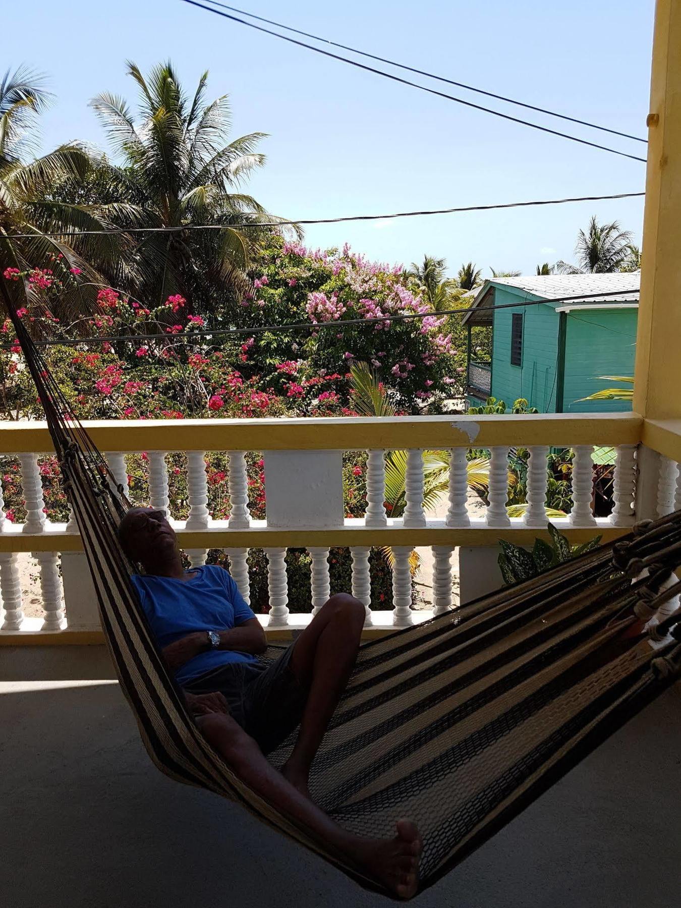 Serenade Hotel Placencia Екстериор снимка