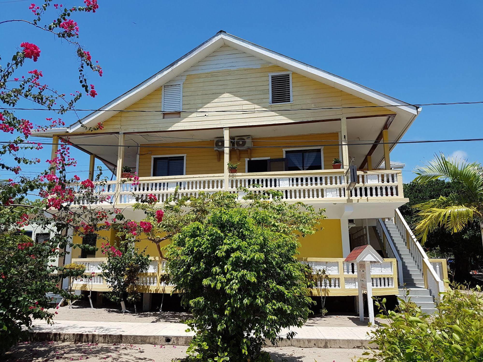 Serenade Hotel Placencia Екстериор снимка
